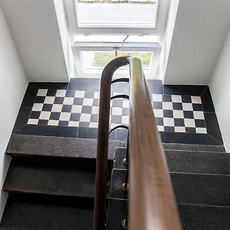 아파트 Quiet Village Neighborhood, Close To Metro, Center *