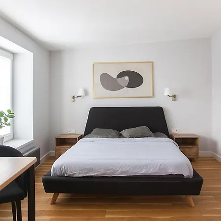 Quiet Village Neighborhood, Close To Metro, Center Daire