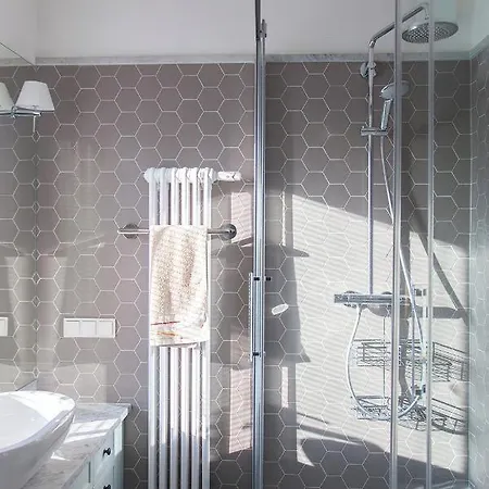 Quiet Village Neighborhood, Close To Metro, Center Daire *