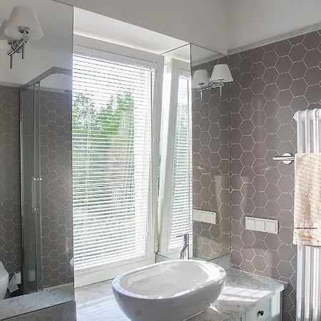 Quiet Village Neighborhood, Close To Metro, Center *