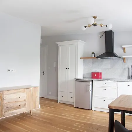 Quiet Village Neighborhood, Close To Metro, Center *