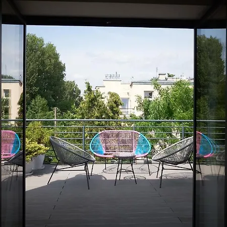 Quiet Village Neighborhood, Close To Metro, Center Apartament