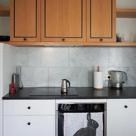 Quiet Village Neighborhood, Close To Metro, Center Apartament *