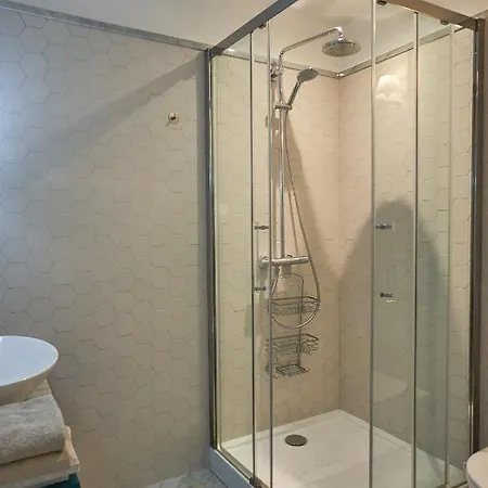 Quiet Village Neighborhood, Close To Metro, Center Apartament *